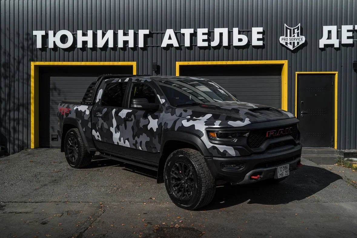 Ram TRX — пикап с серо-чёрным камуфляжным рисунком, вид спереди под углом
