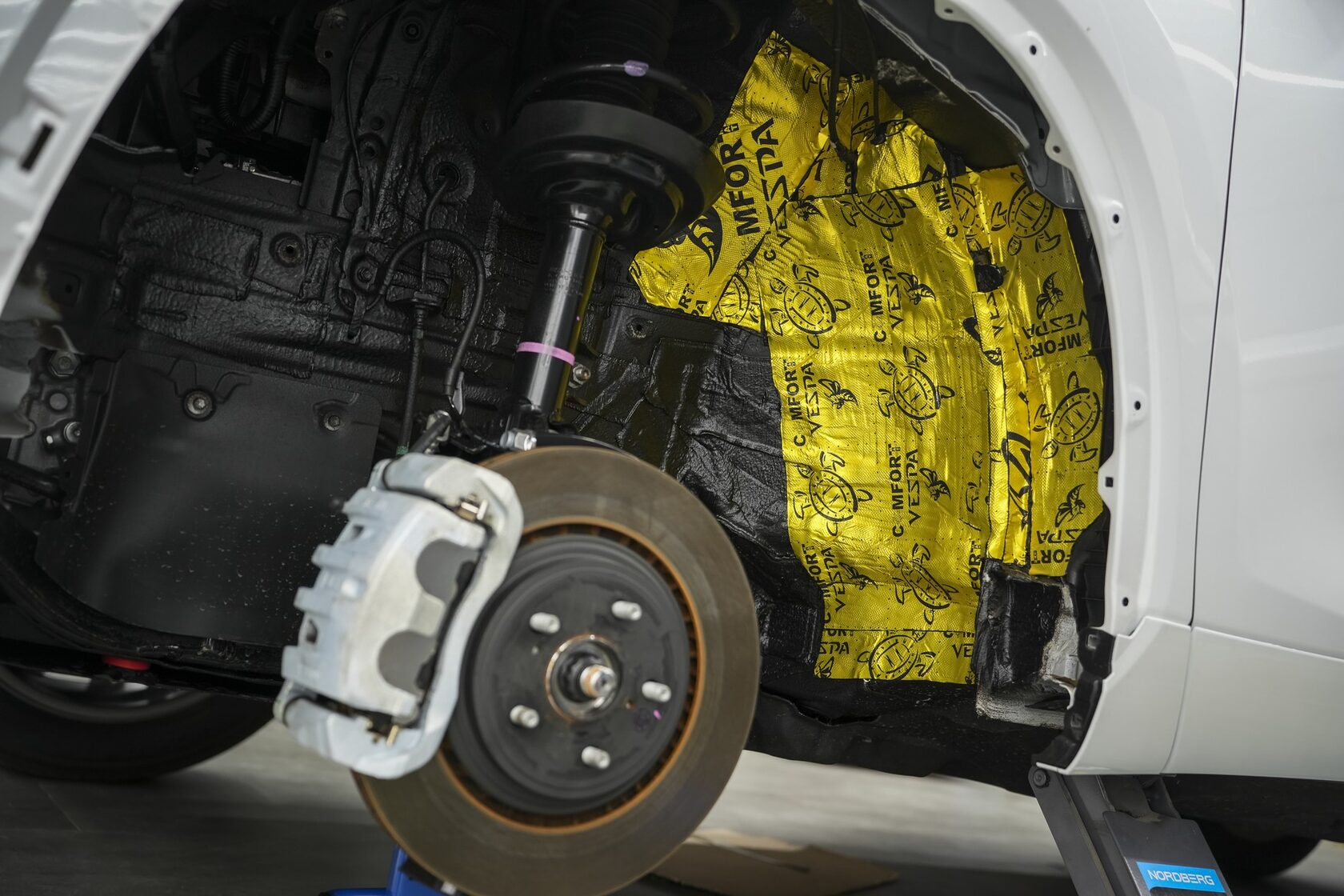Toyota Highlander — виброизоляция колёсной арки